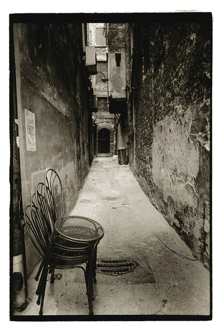 32. Lucca alleyway